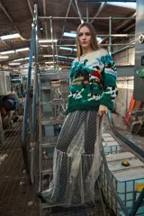 Sweater de lana tejido y bordado a mano en Uruguay, de calce holgado, con cuello a la base y puños.