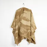 Ruana de tejido de punto con diseño abstracto en tonos marrones y beige, con bordes terminados en punto festón.