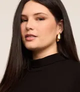 Blusa de manga larga con cuello alto, confeccionada en tejido de viscosa con elastano, de corte ajustado al cuerpo.