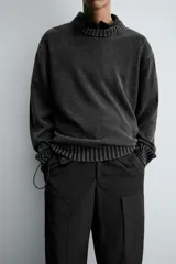 Jersey de corte relajado confeccionado en hilatura de algodón con efecto lavado. Presenta cuello redondo, manga larga y acabados en rib en cuello, puños y bajo.