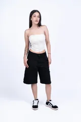 Corset fucsia con ballenas verticales y escote recto.