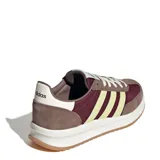 Championes Adidas modelo Run 70s 2.0, color bordó y marrón con las clásicas tres tiras en tono amarillo claro y suela de goma.