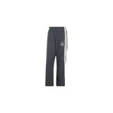 Pantalón deportivo Adidas Originals modelo Santiago Track Pant, color negro con las clásicas tres tiras blancas en los laterales y logo de la marca bordado.