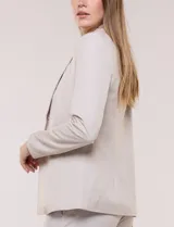 Blazer de sastre entallado color gris claro, con solapa de muesca clásica, cierre frontal de un solo botón y bolsillos frontales de vivo horizontales.