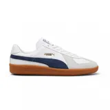 Championes Puma modelo Army Trainer, de diseño retro en color blanco con detalles en azul marino y puntera de gamuza gris. Presenta suela de goma color caramelo y logo Puma en dorado en el lateral.