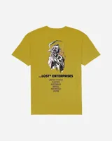 Remera de manga corta color verde mostaza, con efecto vintage dye y pequeño estampado gráfico en el pecho con la inscripción 'Lost Enterprises'.