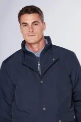 Campera de abrigo azul marino resistente al agua con capucha desmontable, cierre metálico y botones a presión personalizados. Tiene bolsillos en el frente y dos bolsillos internos.