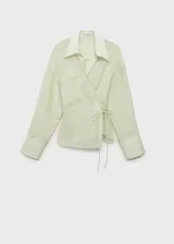 Camisa color verde agua, de corte cruzado con lazo en la cintura, cuello camisero, manga larga y bolsillo de parche en el pecho.