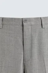 Pantalón de traje corte slim fit, color azul marino con textura sutil. Cuenta con bolsillos laterales, bolsillos traseros con botón y cierre frontal con cremallera y botón.