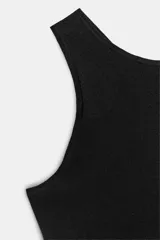 Body negro de manga corta, con escote redondo en la espalda y cierre inferior a presión.