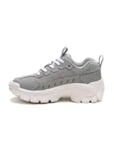 Championes Cat modelo Intruder Lite, color gris con suela chunky blanca. Diseño robusto con paneles de gamuza y cuero sintético, cordones blancos y logo de la marca en el lateral.