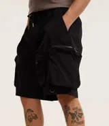 Bermuda masculina de poliéster color negro, corte baggy cropped, con cintura elástica ajustable con cordón y bolsillos funcionales.