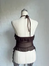 Top halter marrón oscuro de microtul, con escote profundo en V y volados en los bordes. El diseño es abierto al frente con un pequeño ajuste central.
