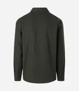 Camisa de manga larga confeccionada en sarga de algodón color verde militar. Presenta cuello inglés, cierre frontal con botones y dos bolsillos con solapa en el pecho.