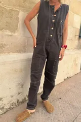 Enterito de jean color chocolate, con botones delanteros, bolsillos laterales y pespunte blanco.