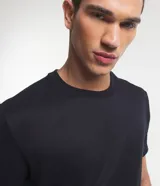 Remera de hombre de algodón color negro, corte comfort, cuello redondo y manga corta.