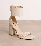Sandalias de tacón alto en color negro, confeccionadas en 100% cuero vacuno. Presentan un diseño elegante con tiras finas en la parte delantera y una pulsera ancha en el tobillo con cierre de cremallera en la parte trasera. Cuenta con un taco ancho.
