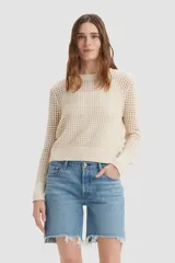 Sweater color crema con tejido crochet, cuello redondo y mangas largas.