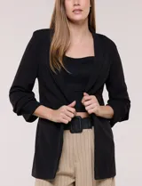 Blazer de crep color bordó de la marca BBJ, con cuello solapa, bolsillos delanteros y mangas tres cuartos con frunce.