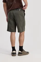 Bermuda de cinco bolsillos color negro con líneas rectas y estructura relajada.