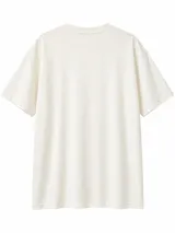 Remera de manga corta color gris con cuello redondo y estampado tipográfico negro en el pecho de la marca Grego.