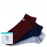 Pack de tres pares de medias cortas New Balance, en colores bordó, azul marino y gris melange. Cuentan con el logo de la marca bordado en el lateral y tecnología de absorción de humedad.