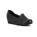 Zapatos negros de tacón chino bajo, confeccionados en napa sintética con diseño liso y panel lateral con textura geométrica acolchada.
