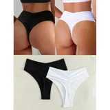 Pack de tres bombachas de bikini tipo colaless de tiro alto con detalle de fruncido en la parte posterior. Incluye una prenda en color negro, una en color blanco y una con estampado animal print de leopardo.
