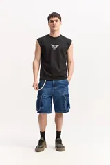 Musculosa oversize negra de algodón, con diseño sin mangas, corte amplio y estampa pequeña en el frente con la frase "Own Your Truth".