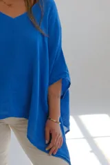 Blusa azul francia de lino, con escote en V y mangas cortas amplias, de corte oversize.