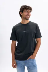 Remera de manga corta color gris oscuro jaspeado, con cuello redondo y estampa pequeña en el pecho con la frase Classic Generation.