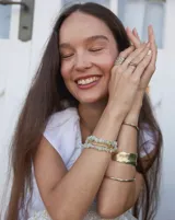 Pulsera rígida de bronce y alpaca, adaptable a muñecas de 13 a 15 cm.