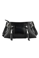 Cartera bandolera color marrón con acabado brillante, decorada con múltiples tachas metálicas plateadas y cierres decorativos frontales. Incluye un aplique metálico en forma de labios en el centro y correa ajustable.