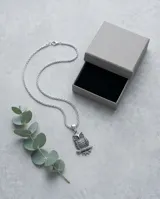 Dije de plata 925 con diseño detallado de búho posado sobre una rama.
