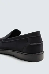 Mocasín casual de hombre con parte superior de piel con acabado serraje, diseño de corte liso con detalle de bordón, horma redonda y suela a tono.