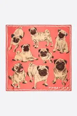 Pañuelo cuadrado de poliéster reciclado marca Bimba y Lola, color rosado coral con estampado de perros raza pug en diversas posiciones. Presenta un borde fino de color blanco y el nombre de la marca en una esquina.