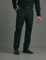 Traje de corte clásico compuesto por saco de dos botones y pantalón de vestir a juego. Diseño tradicional en color negro.