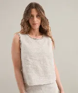 Top de lino color mostaza, sin mangas, con escote redondo y silueta holgada.