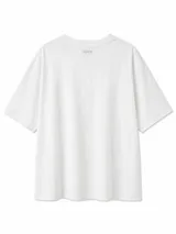 Remera de corte oversize color negro, con cuello redondo y mangas cortas. Presenta una etiqueta pequeña en el ruedo inferior.