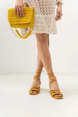 Cartera bandolera color verde agua, tejida a crochet con trapillo reciclado. Tiene correa de cadena plateada y cierre con botón imán.