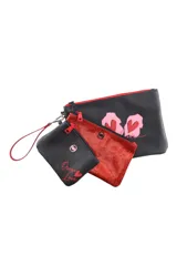 Set de tres necessaires de diferentes tamaños, confeccionados en cuero sintético negro y rojo con acabado de glitter. Incluyen cierre superior y correa de muñeca.