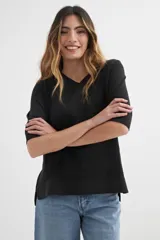 Sweater de punto color beige, con escote en V y mangas 3/4.