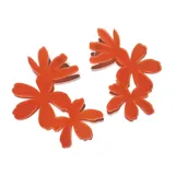Aros colgantes con forma de triple flor de jazmín color rojo.