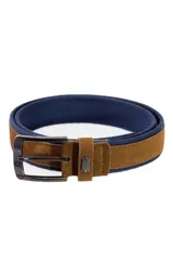 Cinturón Legacy confeccionado en yute trenzado azul marino con puntera y pasador de novuck marrón, hebilla metálica oscura y pin metálico decorativo con logo de la marca.