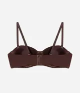 Soutien strapless color marrón, con copa hueca estructurada y tirantes finos extraíbles ajustables.