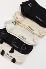 Pack de cinco pares de medias tipo soquete marca CaroCuore, con diseños variados que incluyen colores lisos, estampados de corazones y detalles moteados.
