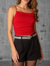 Top rojo con tirantes finos y pequeños strass.