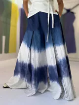 Falda pantalón de lino y algodón con detalle de broderie y tablas centrales. El teñido artesanal le brinda un color único contrastando con el blanco de base.