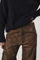 Polera de tejido suave con textura, cuello alto, mangas largas y silueta recta.