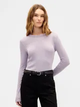 Remera de manga larga confeccionada en tejido rib, con cuello redondo y ajuste al cuerpo.